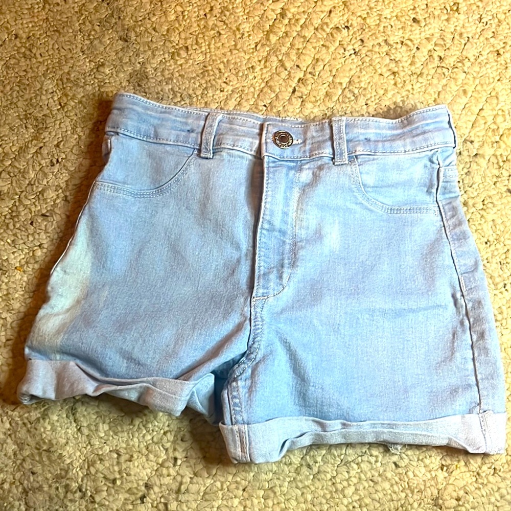 H&m jean shorts with no rips! Great for school and paired with tee’s!